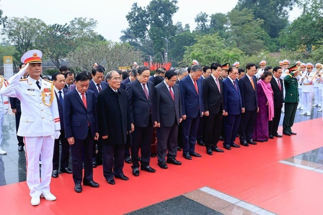 La délégation rend hommage au Président Ho Chi Minh, fondateur, dirigeant et formateur du Parti communiste du Vietnam, qui a conduit le peuple vietnamien sur la voie de l’indépendance nationale et du socialisme. Photo : VNA