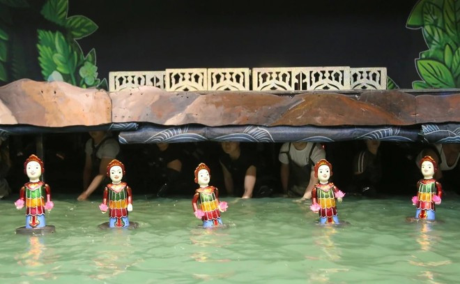 Un numéro de marionnettes sur l'eau présenté lors de la Foire du Printemps 2026. Photo: VNA