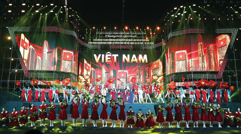 Un spectacle artistique organisé dans la soirée du 23 janvier à Hanoï pour célébrer le succès du XIVe Congrès national du Parti. Photo : VNA/CVN