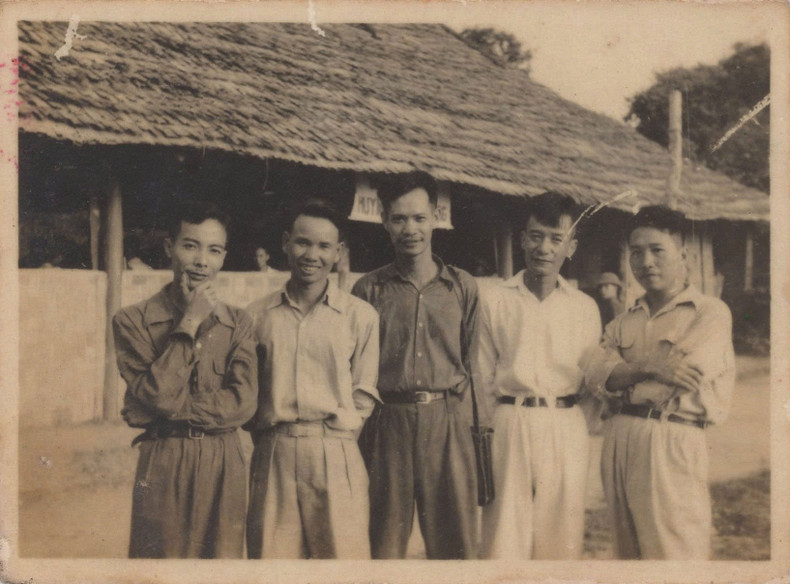 Le Conseil d'administration de l'école était composé de 5 personnes : le journaliste Do Duc Duc en tant que directeur (centre), le journaliste Xuan Thuy en tant que directeur adjoint, et les journalistes Nhu Phong, Do Phon, Tu Mo en tant que membres. Photo : Baotangbaochi.vn ban-giam-doc-truong-day-lam-bao-huynh-thuc-khang-tu-trai-sang-nhu-phong-tu-mo-do-duc-duc-tu-mo-do-phon.jpg