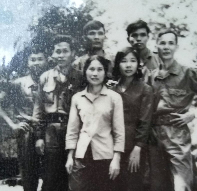 La journaliste Le Thu (à gauche) et Kim Anh avec leurs collègues sur le front de la Zone 5. Photo d'archives. nha-bao-le-thu-ben-trai-va-kim-anh-cung-cac-dong-nghiep-o-chien-truong-khu-5.jpg
