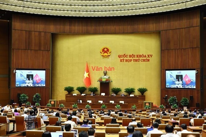 Les députés discutent en séance plénière du projet de loi sur la participation à la force de maintien de la paix des Nations Unies. Photo : VNA. Les députés discutent en séance plénière du projet de loi sur la participation à la force de maintien de la paix des Nations Unies. Photo : VNA.
