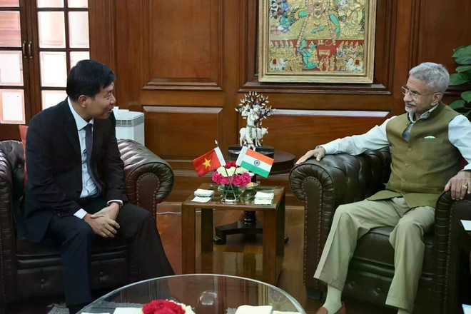 Le vice-ministre des Affaires étrangères Nguyen Manh Cuong (gauche) rencontre le ministre indien des Affaires étrangères, Subrahmanyam Jaishankar. Photo : VNA. Le vice-ministre des Affaires étrangères Nguyen Manh Cuong (gauche) rencontre le ministre indien des Affaires étrangères, Subrahmanyam Jaishankar. Photo : VNA.