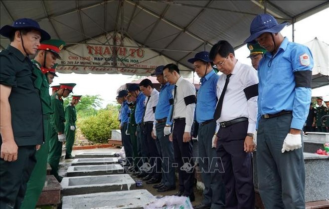 Cérémonie commémorative et d’inhumation des restes de 32 soldats volontaires et experts vietnamiens ayant sacrifié leur vie au Cambodge, au cimetière des Morts pour la Patrie du district de Hon Dat. Photo : VNA. Cérémonie commémorative et d’inhumation des restes de 32 soldats volontaires et experts vietnamiens ayant sacrifié leur vie au Cambodge, au cimetière des Morts pour la Patrie du district de Hon Dat. Photo : VNA.