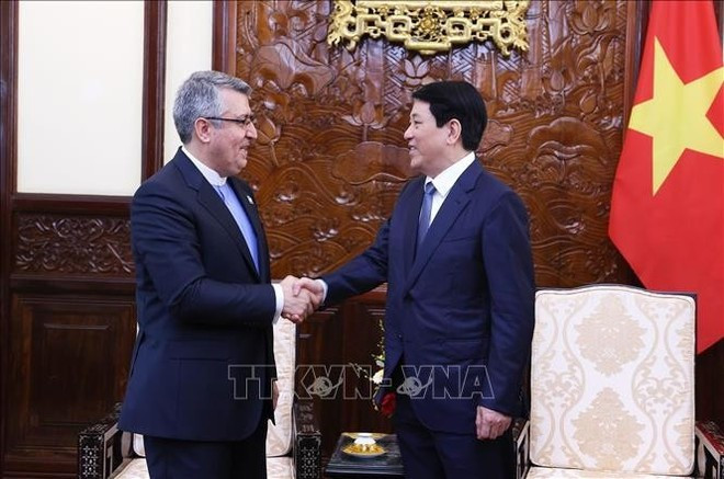 .Le président Luong Cuong (droite) reçoit l'ambassadeur de l'Iran, Ali Akbar Nazari. Photo : VNA. .Le président Luong Cuong (droite) reçoit l'ambassadeur de l'Iran, Ali Akbar Nazari. Photo : VNA.