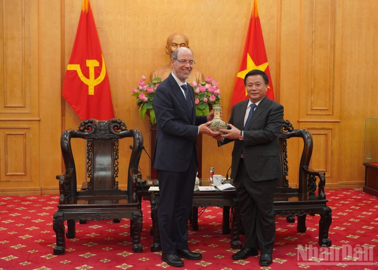 Nguyen Xuan Thang remet un cadeau souvenir à Doron Avnin. Nguyen Xuan Thang remet un cadeau souvenir à Doron Avnin.