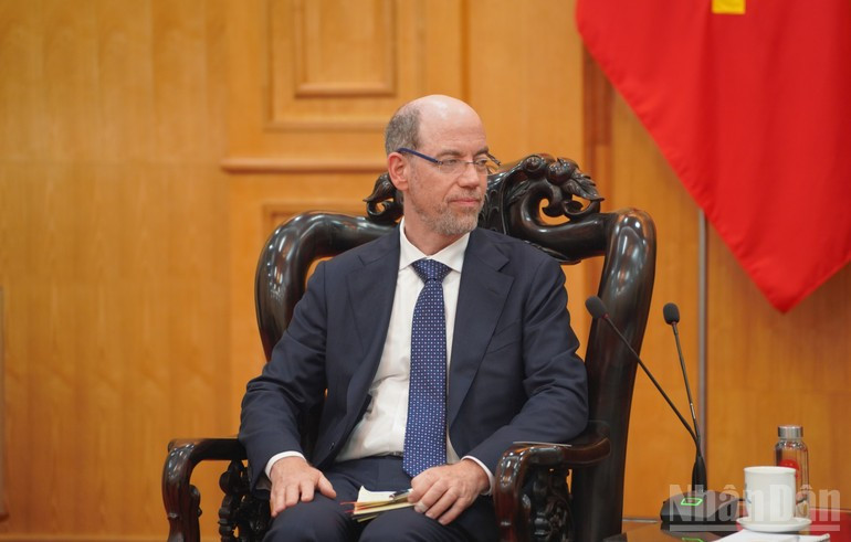 Doron Avnin a salué les efforts de transformation numérique nationale au Viet Nam. Doron Avnin a salué les efforts de transformation numérique nationale au Viet Nam.