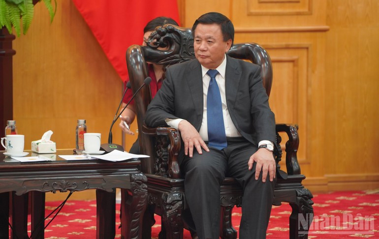 Nguyen Xuan Thang présente un aperçu de l'Académie nationale de politique Ho Chi Minh. Nguyen Xuan Thang présente un aperçu de l'Académie nationale de politique Ho Chi Minh.