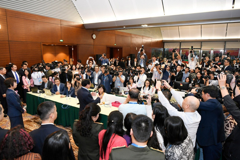 Près de 600 journalistes et techniciens de 113 agences de presse nationales et près de 100 journalistes et assistants de 43 agences de presse étrangères couvrent le Congrès. (Photo : DUY LINH)
