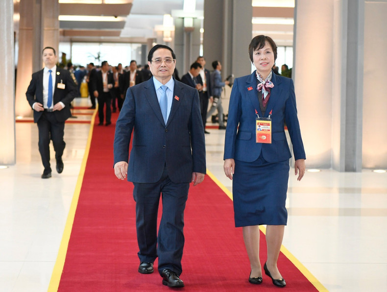 Le Premier ministre Pham Minh Chinh et la Directrice générale de l'Agence Vietnamienne d'Information Vu Viet Trang visitent le Centre de presse du XIVe Congrès. (Photo : DUY LINH)