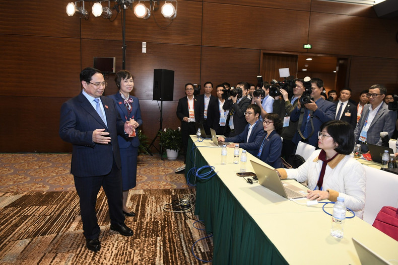 Le Premier ministre demande à la presse de refléter l'atmosphère de joie et d'enthousiasme des cadres, des membres du Parti et de toutes les couches de la population face à cet événement politique majeur du pays et de la nation. (Photo : DUY LINH)