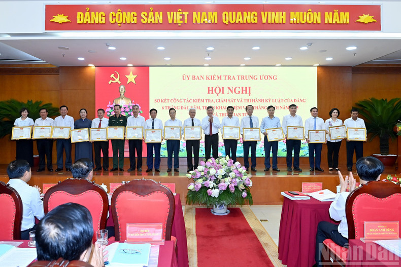 Tran Van Ron a remis les Certificats de mérite de la Commission centrale de Contrôle du Parti à des collectifs.