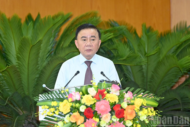 Tran Cam Tu, membre du Bureau politique et Permanent du Secrétariat, prononce un discours d’orientation lors de la conférence.