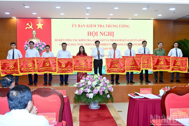 Nguyen Duy Ngoc a remis le Drapeau d’émulation de la Commission centrale de Contrôle du Parti à plusieurs collectifs.