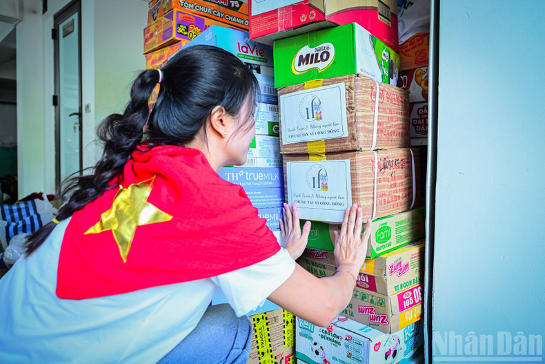 Au point de collecte Vu Duc Than, dans le quartier Viet Hung, Mme Tang Thi Nga emballe également en urgence des colis de secours à destination des provinces de Dak Lak et Gia Lai. Le groupe caritatif Hanh Farm et ses amis possèdent une grande expérience dans les activités humanitaires.