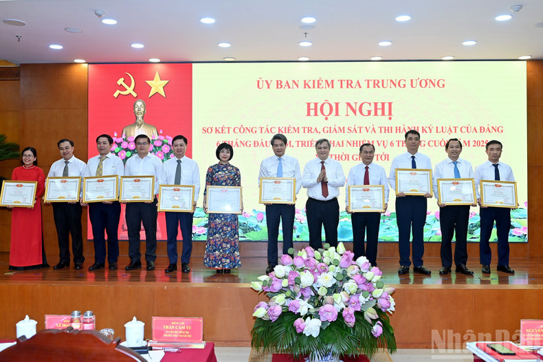 Tran Tien Hung, membre du Comité central du Parti et Vice-président de la Commission centrale de Contrôle du Parti, a remis les Certificats de mérite de la Commission à plusieurs individus.