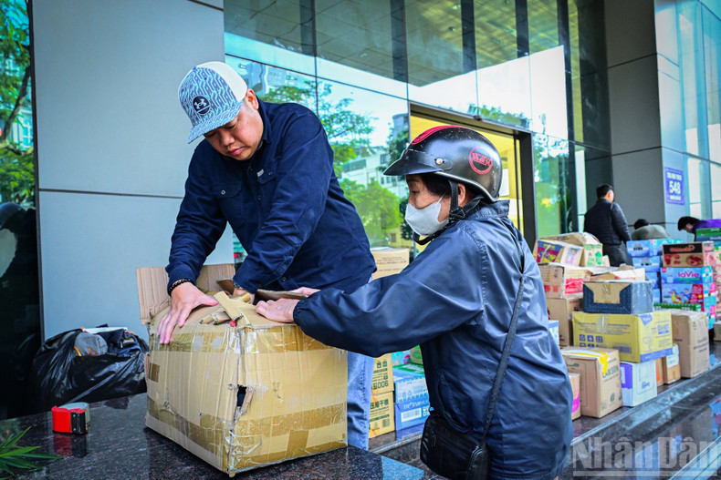 M. Cao Xuan Tuan, au point de collecte Nguyen Van Cu (Long Bien), indique : « Mon téléphone n’arrête pas de sonner ces derniers jours. Par esprit de solidarité, mes collègues et moi faisons tout notre possible ». Après réception, les articles sont envoyés vers un point de regroupement où les bénévoles préparent des colis comprenant nourriture, médicaments en vente libre et vêtements.