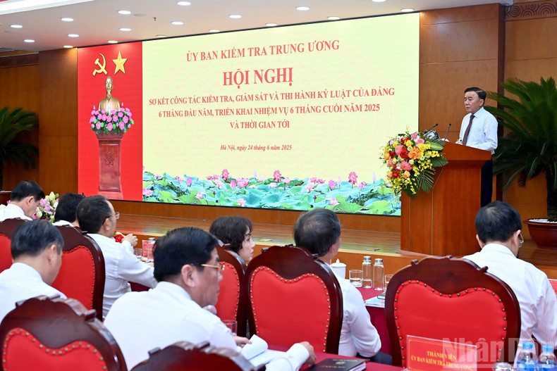 Tran Cam Tu, membre du Bureau politique et Permanent du Secrétariat, a donné ses directives lors de la conférence.