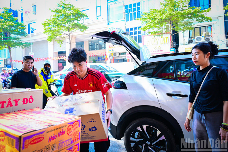 En une seule journée, ce point de collecte a reçu jusqu’à vingt tonnes de biens de secours.