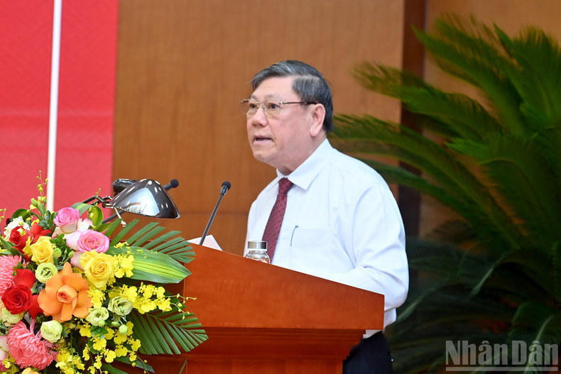 Tran Van Ron, membre du Comité central du Parti et Vice-président permanent de la Commission centrale de Contrôle du Parti, a pris la parole lors de la conférence.