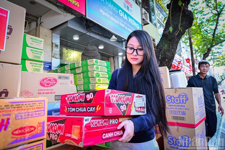 Ayant suivi les informations de la presse ces derniers jours et consciente des difficultés dans les zones inondées, Mme Hong Dieu a immédiatement préparé des biens de secours lorsqu’elle a appris l’existence d’un point de collecte.