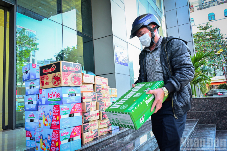 M. Tuan encourage la population à donner des produits prêts à l’emploi, sans préparation, en raison des pannes d’équipement, coupures d’électricité et pénuries d’eau potable dans les zones inondées. Ce point de collecte accepte les dons jusqu’au mercredi 26 novembre.