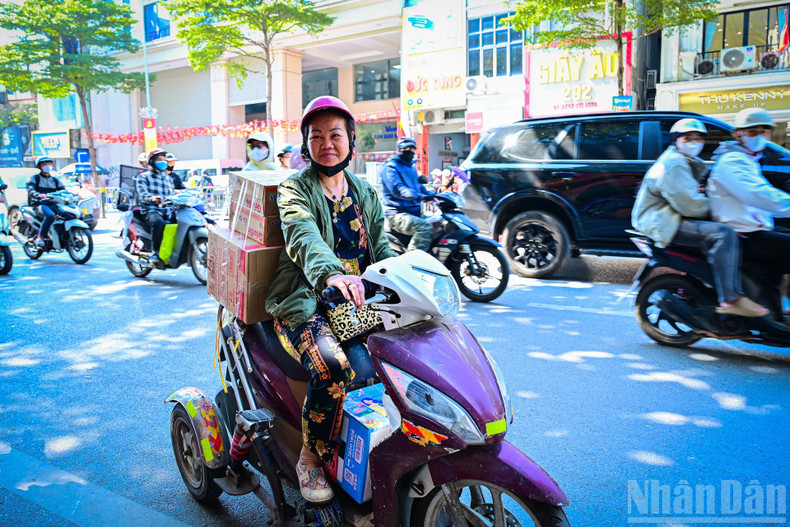 Touchée par les pertes subies par les habitants du Centre et du Tay Nguyen, Mme Quynh a apporté sa contribution au point de collecte situé au 307 Ton Duc Thang.
