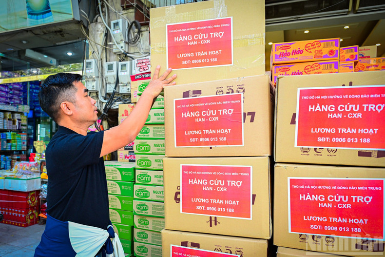 M. Luong Tran Hoat, représentant du groupe au point de collecte 307 Ton Duc Thang, emballe avec ses collaborateurs les colis de secours destinés à la province de Khanh Hoa.