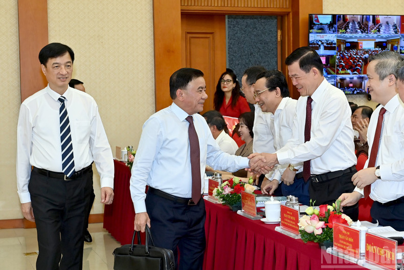 Tran Cam Tu, membre du Bureau politique, Permanent du Secrétariat, et les autres délégués participant à la conférence.