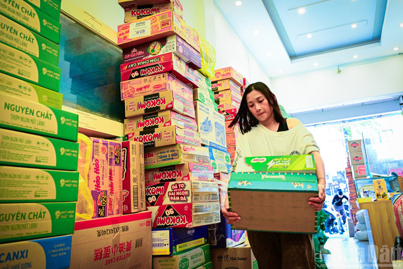 M. Hoat a contacté la Croix-Rouge de la province de Khanh Hoa pour obtenir un moyen de transport vers les zones inondées. Les secours seront acheminés par voie aérienne, ce qui nécessite un emballage conforme ; il accompagnera personnellement l’expédition.