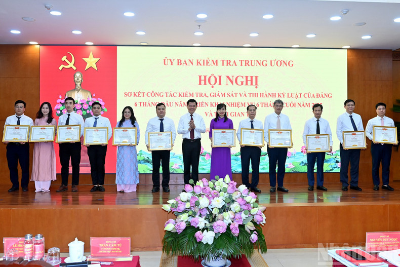 Nguyen Hong Linh, membre du Comité central du Parti et Vice-président de la Commission centrale de Contrôle du Parti, a remis les Certificats de mérite de la Commission à des individus.