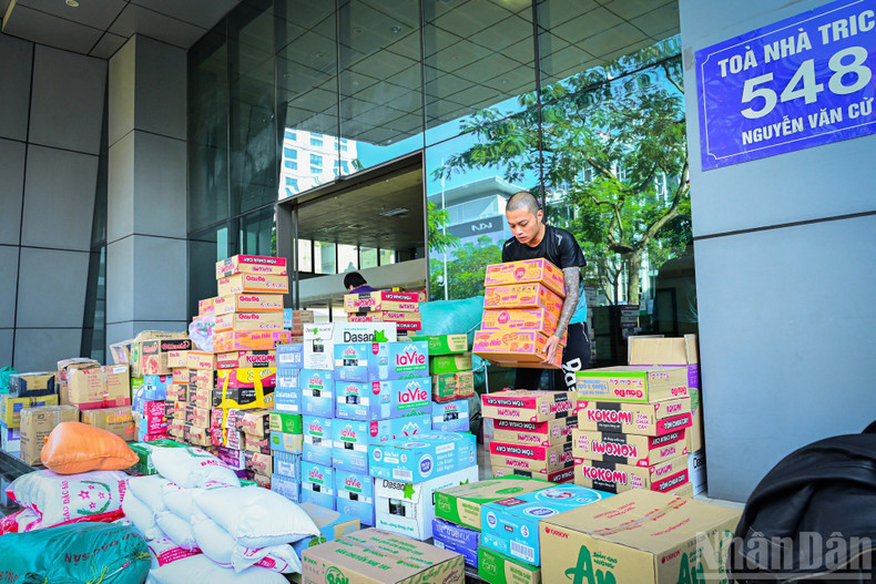 Après deux jours, le point de collecte de M. Tuan a reçu huit tonnes de biens de secours. Les principales destinations sont les zones inondées des provinces de Dak Lak et de Khanh Hoa. Avant chaque envoi, un bénévole se rend sur place pour attendre la livraison. Le groupe a également contacté les autorités locales pour obtenir des canots dans les zones encore submergées.