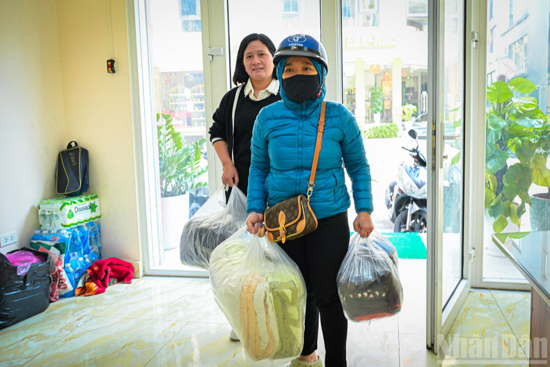 Le Centre de la Croix-Rouge de la ville de Ha Noi a lancé, à partir du 23 novembre, une campagne de soutien aux habitants du Centre et du Tay Nguyen. Dès l’aube, les personnes informées se sont préparées pour apporter les produits essentiels. Tous les dons en nature ou en espèces sont enregistrés par reçu, et le centre accepte également les virements destinés aux zones sinistrées.
