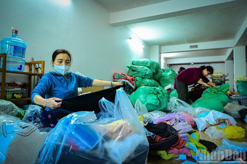 Ce centre reçoit une grande quantité de vêtements de la part des habitants de Ha Noi. Ils sont triés par taille et par qualité avant d’être emballés.