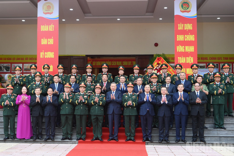 Le Secrétaire général To Lam, les dirigeants du Parti, de l'État et les délégués assistent à la célébration du 80e anniversaire de la fondation du Corps du Génie et à la réception de l'Ordre de Hô Chi Minh.