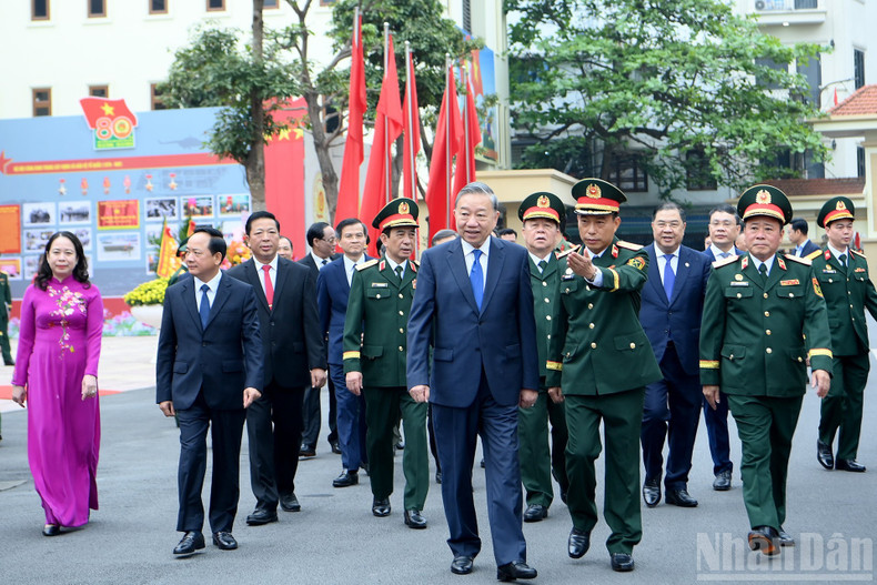 Le Secrétaire général To Lam et les délégués assistent à la célébration du 80e anniversaire de la fondation du Corps du Génie et à la réception de l'Ordre de Hô Chi Minh