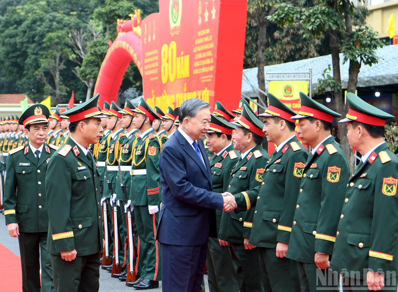 Le Secrétaire général To Lam avec les dirigeants du ministère de la Défense et du Corps du Génie.