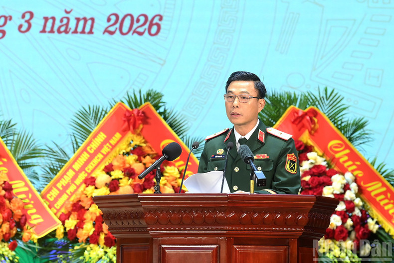 Le Général de brigade Tran Trung Hoa, Commandant du Corps du Génie, prononce le discours lors de la cérémonie.