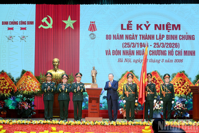 Le Secrétaire général To Lam remet une statue du Président Hô Chi Minh au Corps du Génie.