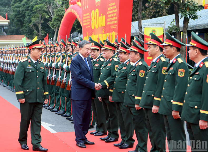 Le Secrétaire général To Lam avec les dirigeants du ministère de la Défense et du Corps du Génie.