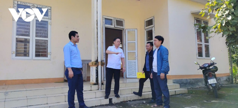 M. Sam Ba Tuan, président du Conseil électoral de la commune de Muong Quang (en chemise blanche), dirige directement et accorde une attention particulière aux deux zones de vote anticipé de Huoi May et Nam Xai.