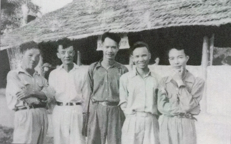 Le Conseil d'administration de l'École de journalisme Huynh Thuc Khang, en 1949. Photo : Musée du Journalisme du Vietnam ban-giam-hieu-truong-day-lam-bao-huynh-thuc-khang-anh-bao-tang-bao-chi-viet-nam.jpg