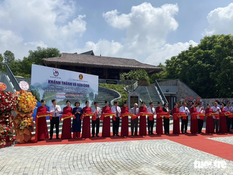 Le 9 août 2024, à Thai Nguyen, l’Association des journalistes vietnamiens, en collaboration avec le Comité populaire de la province de Thai Nguyen, a organisé l’inauguration des travaux de restauration et de mise en valeur du site historique de l’École de journalisme Huynh Thuc Khang, située dans la commune de Tan Thai, district de Dai Tu, province de Thai Nguyen, après sept mois de travaux. base64-1723180332812731055128.jpg
