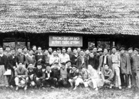 Jour de la rentrée de la classe. Photo : Musée du Journalisme du Vietnam 1.jpg