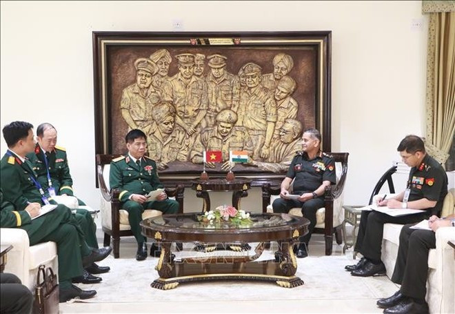 Le général de corps d’armée Nguyen Van Nghia et le chef d’état-major de l’armée indienne Upendra Dwivedi. Photo: VNA Le général de corps d’armée Nguyen Van Nghia et le chef d’état-major de l’armée indienne Upendra Dwivedi. Photo: VNA