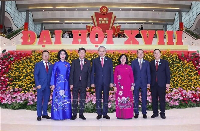 Le secrétaire général du Parti, To Lam, et des délégués à l&apos;ouverture du Congrès de l’organisation du Parti de Hanoï. Photo : VNA.