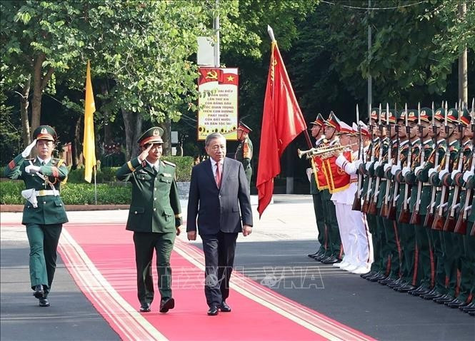 Le secrétaire général Tô Lâm passe en revue la garde d’honneur de l’Armée populaire du Vietnam. Photo: VNA Le secrétaire général Tô Lâm passe en revue la garde d’honneur de l’Armée populaire du Vietnam. Photo: VNA
