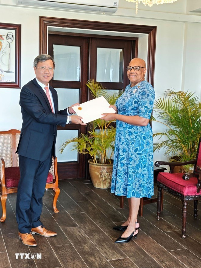L'ambassadeur du Vietnam à Cuba et à Saint-Kitts-et-Nevis, Lê Quang Long, et la gouverneure générale, Dame Marcella Liburd. Photo: VNA L'ambassadeur du Vietnam à Cuba et à Saint-Kitts-et-Nevis, Lê Quang Long, et la gouverneure générale, Dame Marcella Liburd. Photo: VNA