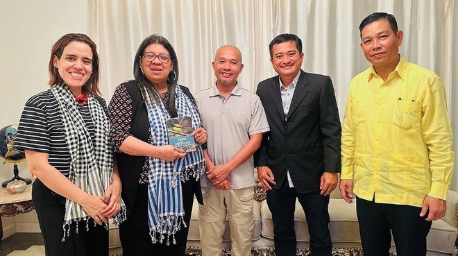 La vice-ministre vénézuélienne des Affaires étrangères pour l'Asie, le Moyen-Orient et l'Océanie, Tatiana Pugh Moreno (deuxième à partir de la gauche), pose pour une photo avec la délégation vietnamienne. La vice-ministre vénézuélienne des Affaires étrangères pour l'Asie, le Moyen-Orient et l'Océanie, Tatiana Pugh Moreno (deuxième à partir de la gauche), pose pour une photo avec la délégation vietnamienne.