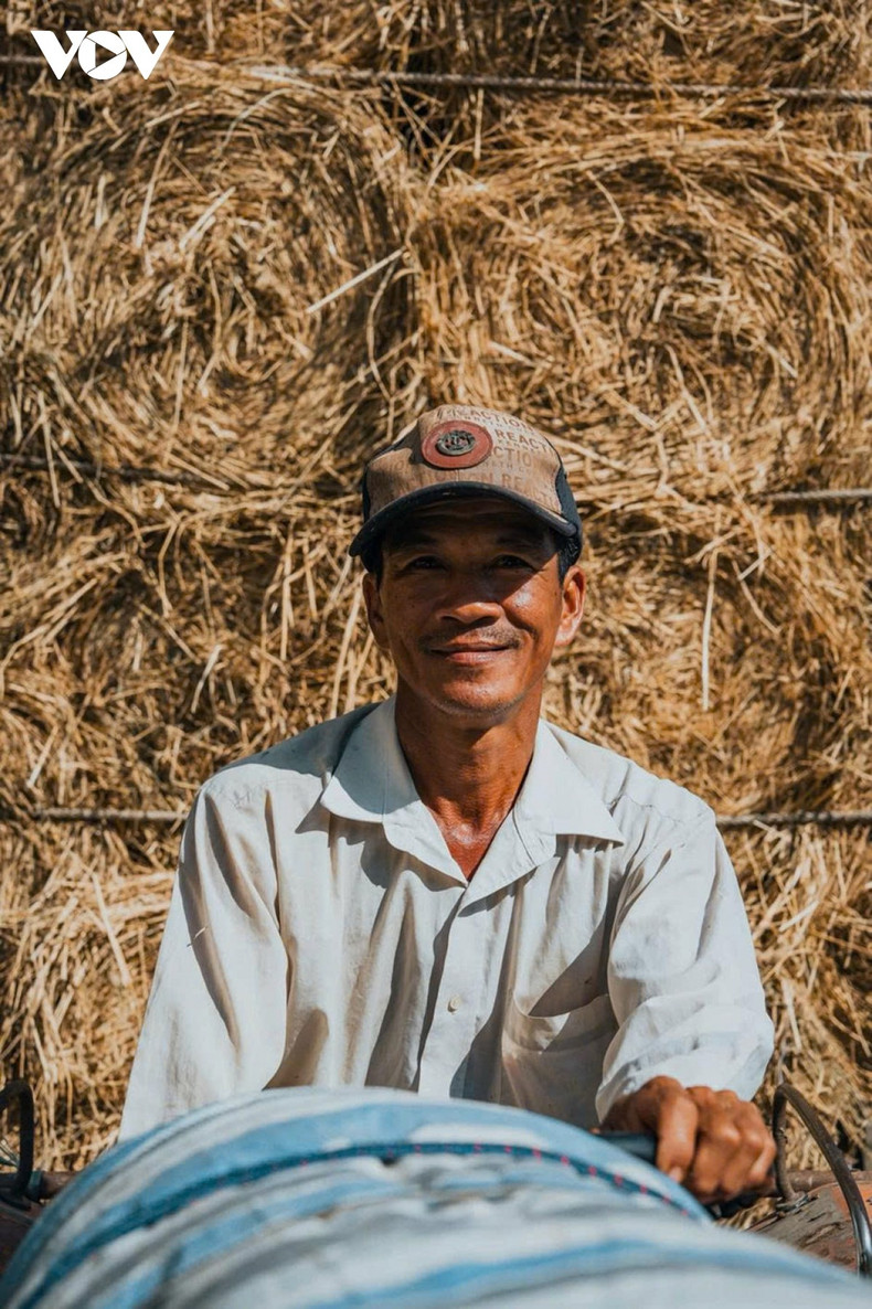 Tran Thanh Bao (40 ans), propriétaire d’une barge de paille récemment arrivée, confie que ce site constitue le plus ancien et le plus animé des quais commerciaux de la région, avec environ 30 barges amarrées sur un même point.